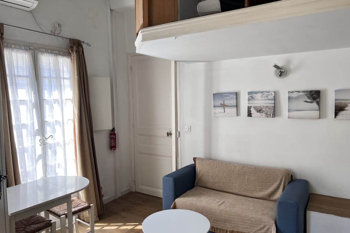  immobilier  Studio avec mezzanine dans le coeur du vieil Antibes, wifi, climatisation 