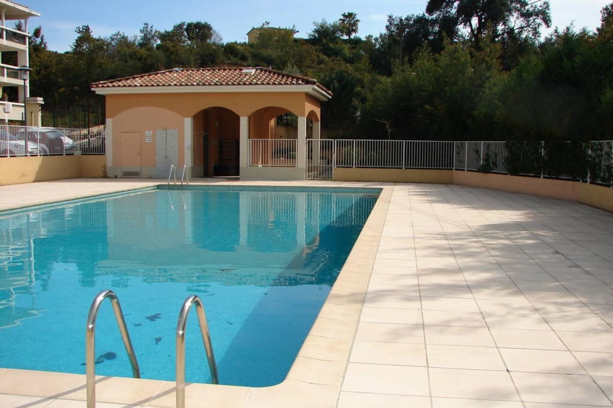 Ravissant T2 Résidence "Grand Parc" parking ,piscine clim