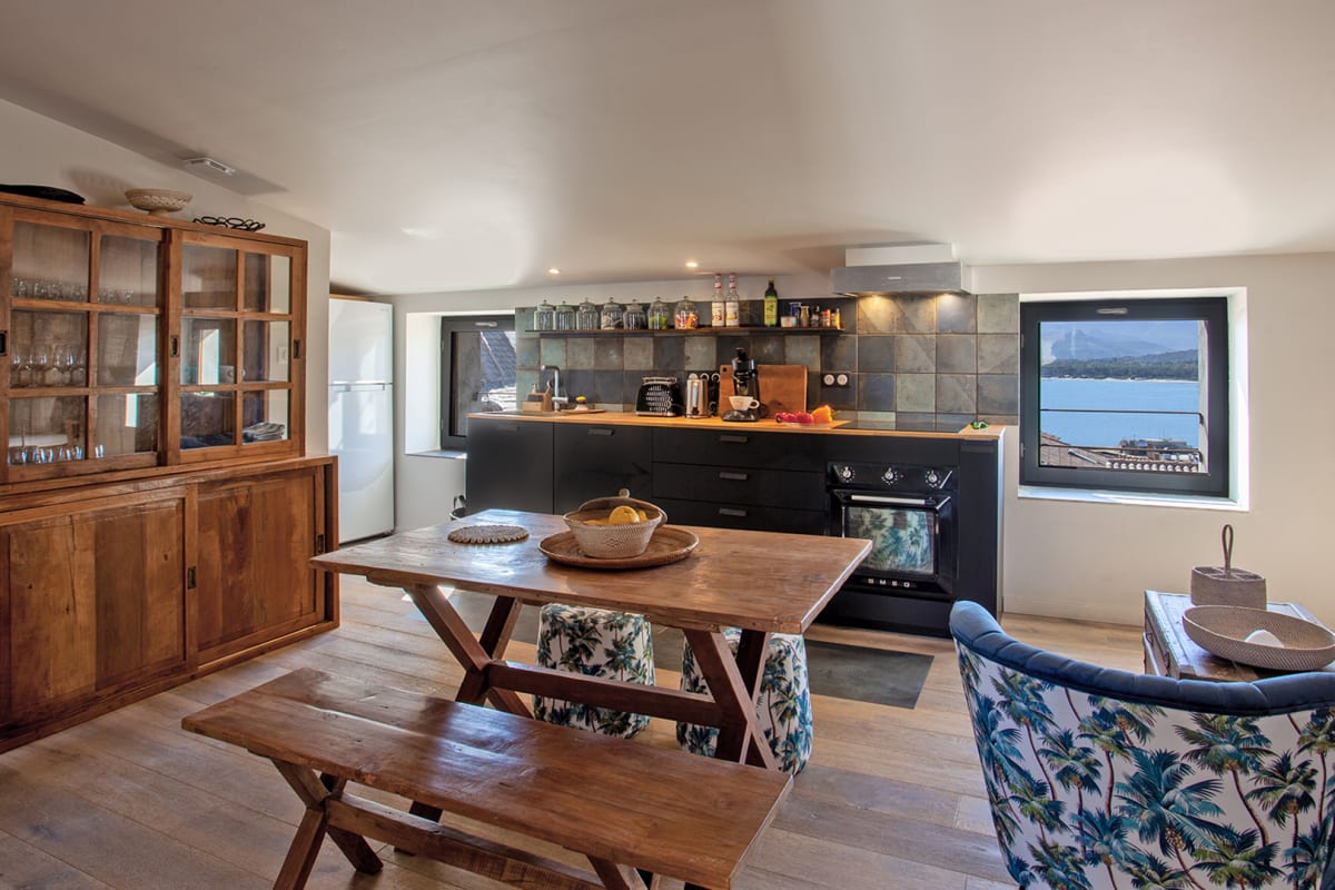 Mira appartement climatisé, vue mer, centre de Calvi, proche port et plage