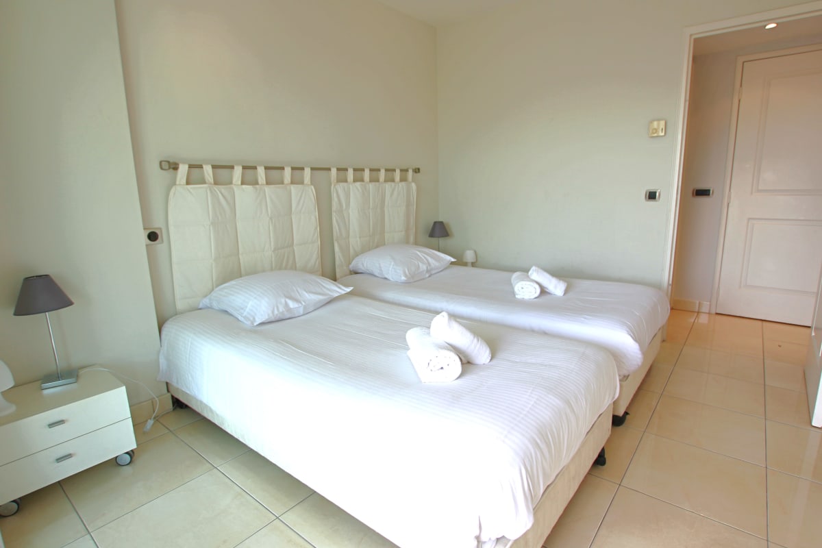  immobilier  Appartement entièrement équipé avec grande terrasse / salon d' extérieur