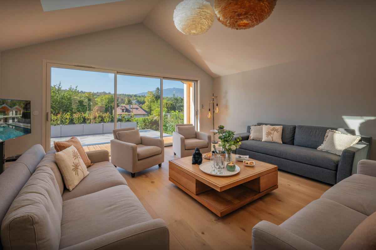  Maison Villa sur le lac d’Annecy avec piscine extérieure - OVO Network