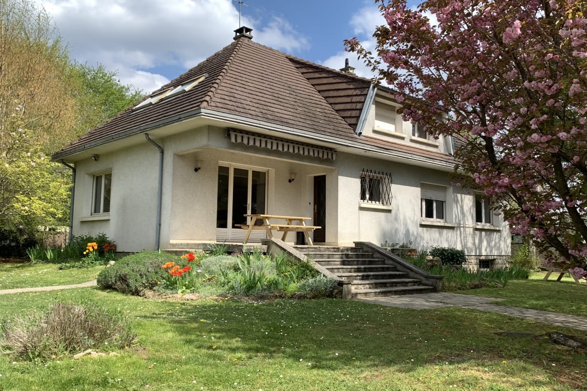 Villa 14p, grand jardin, en face de la gare, BBQ