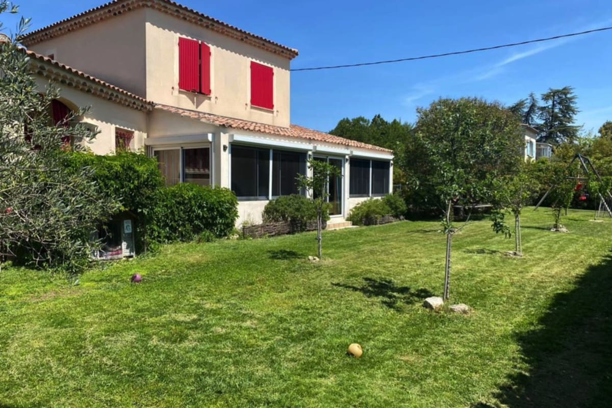 immobilier  Universo - piscine privée et grand jardin