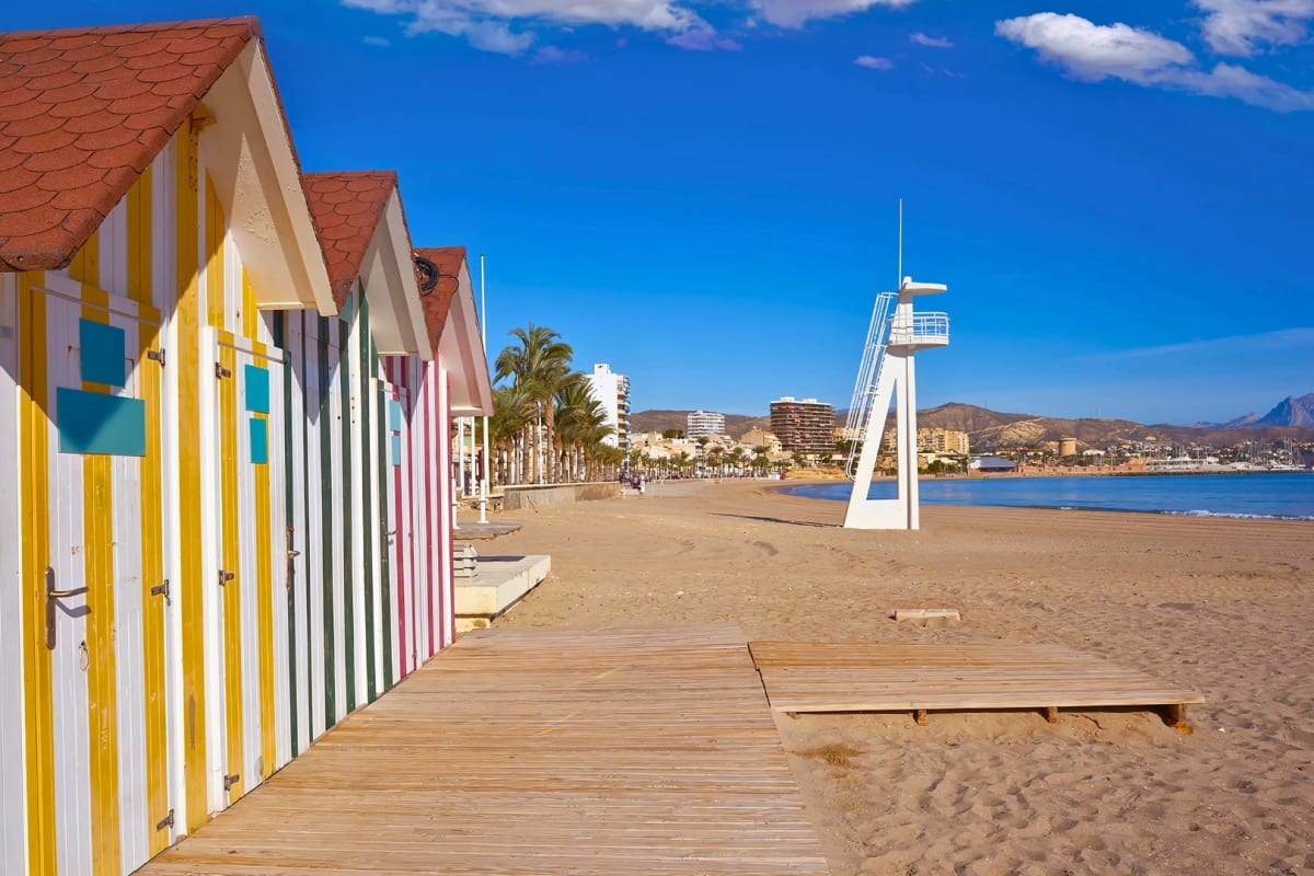 Appartement lumineux à 50m de la plage avec piscine et parking