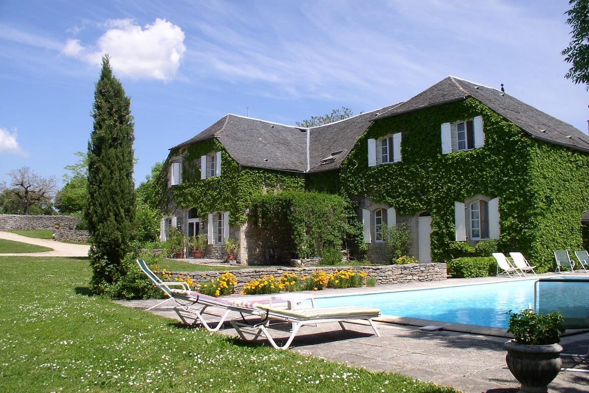 Domaine du Château la Rhue, grand espace, piscine