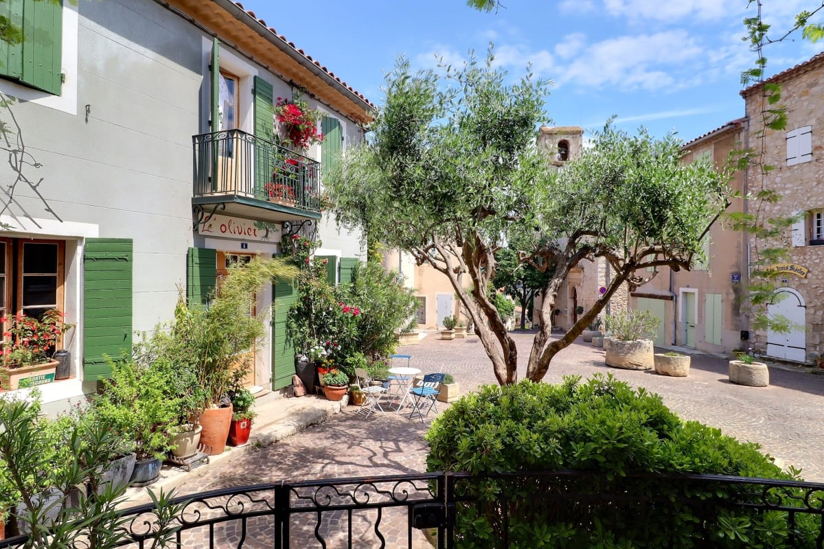 L'oustaou de Ventabren - Place du village
