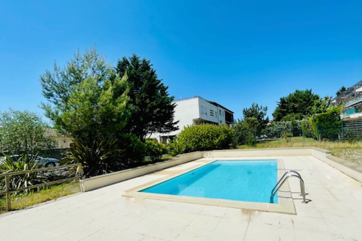 Appartement avec terrasse et piscine
