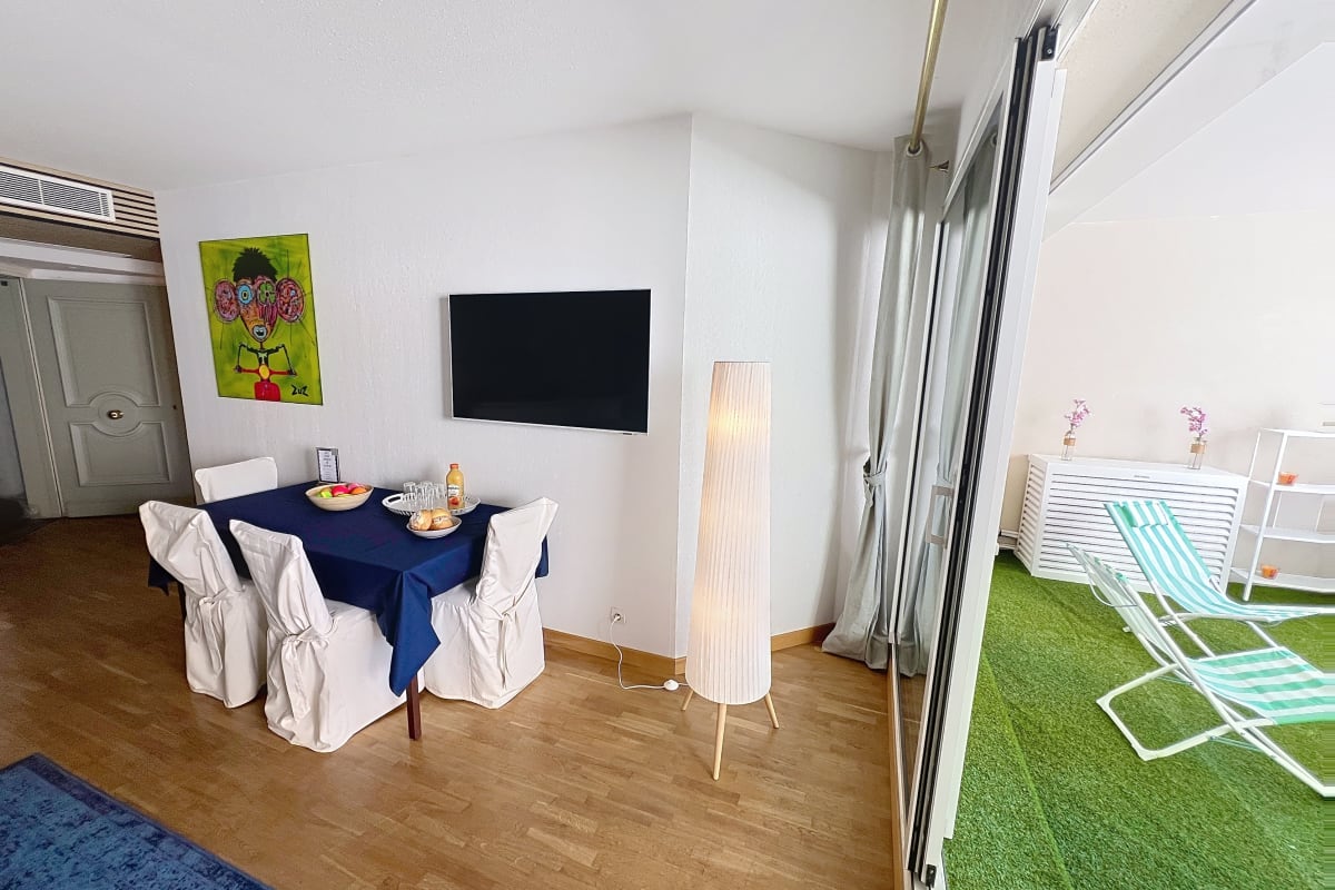 Appartement   Cannes Rue d'Antibes vaste 2 pièces avec terrasse - calme absolu