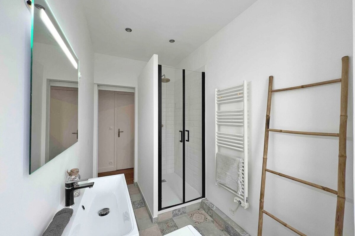 Immobilier Grand T2 rénové - Commerces à pied  