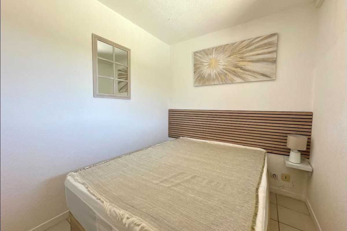 Appartement   Logement lumineux avec terrasse et vue mer