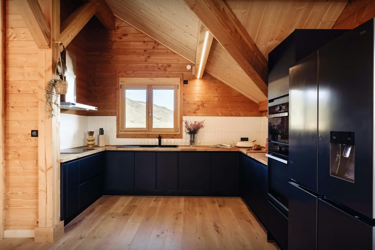 Immobilier Chalet skis aux pied pour 14 avec spa extérieur aux Sybelles - OVO Network  
