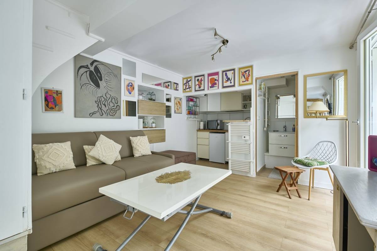 Abbesses · 18e · Studio lumineux avec cour végétalisée par Mey Agency