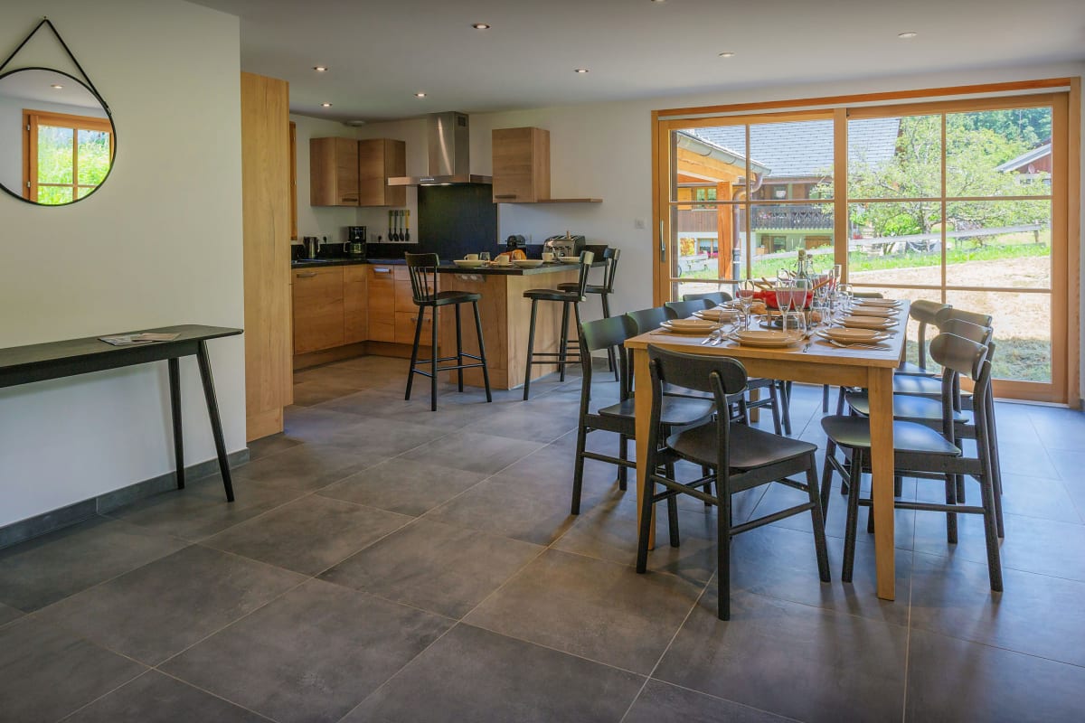 Immobilier Chalet contemporain pour 13 dans un village pittoresque - OVO Network  