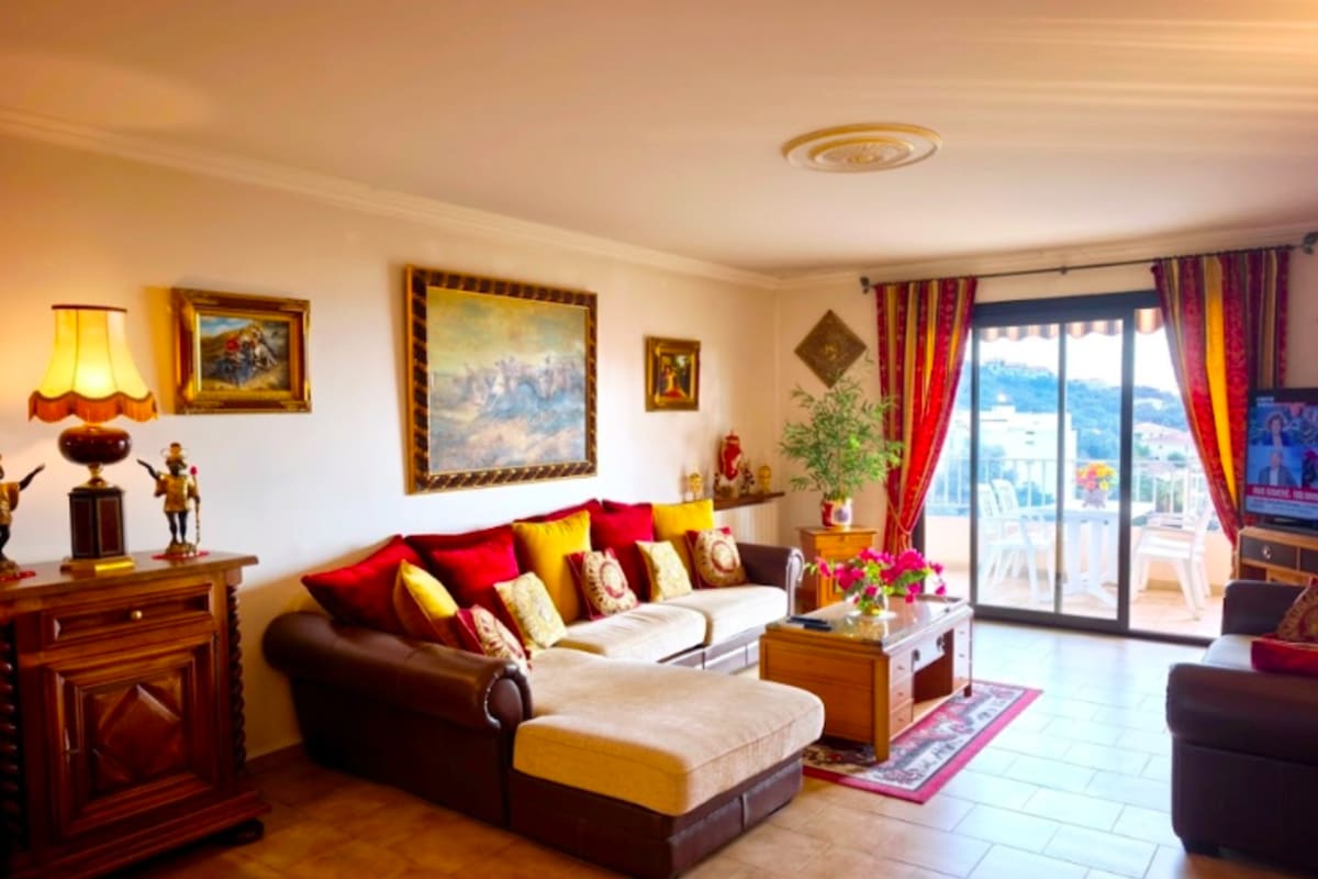 Grand appartement lumineux avec balcon et vue mer