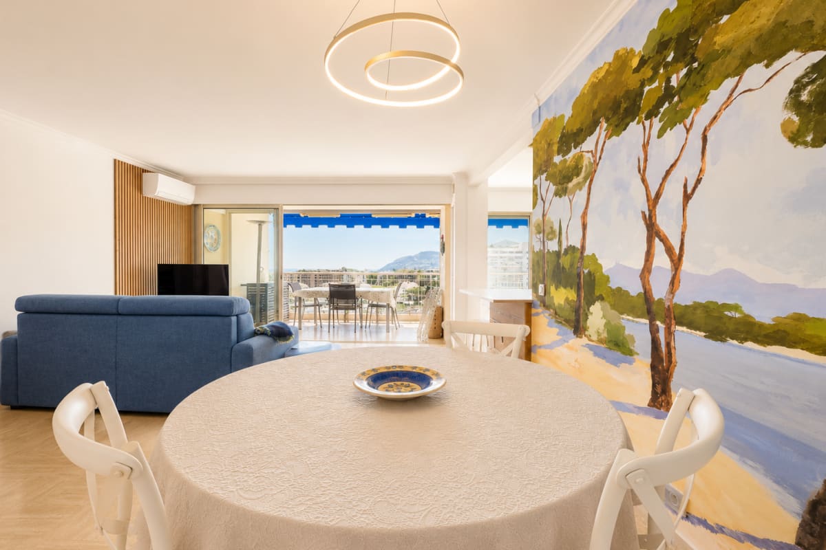 Immobilier Appt 8 pers vue mer & piscine - 10 minutes de Cannes  