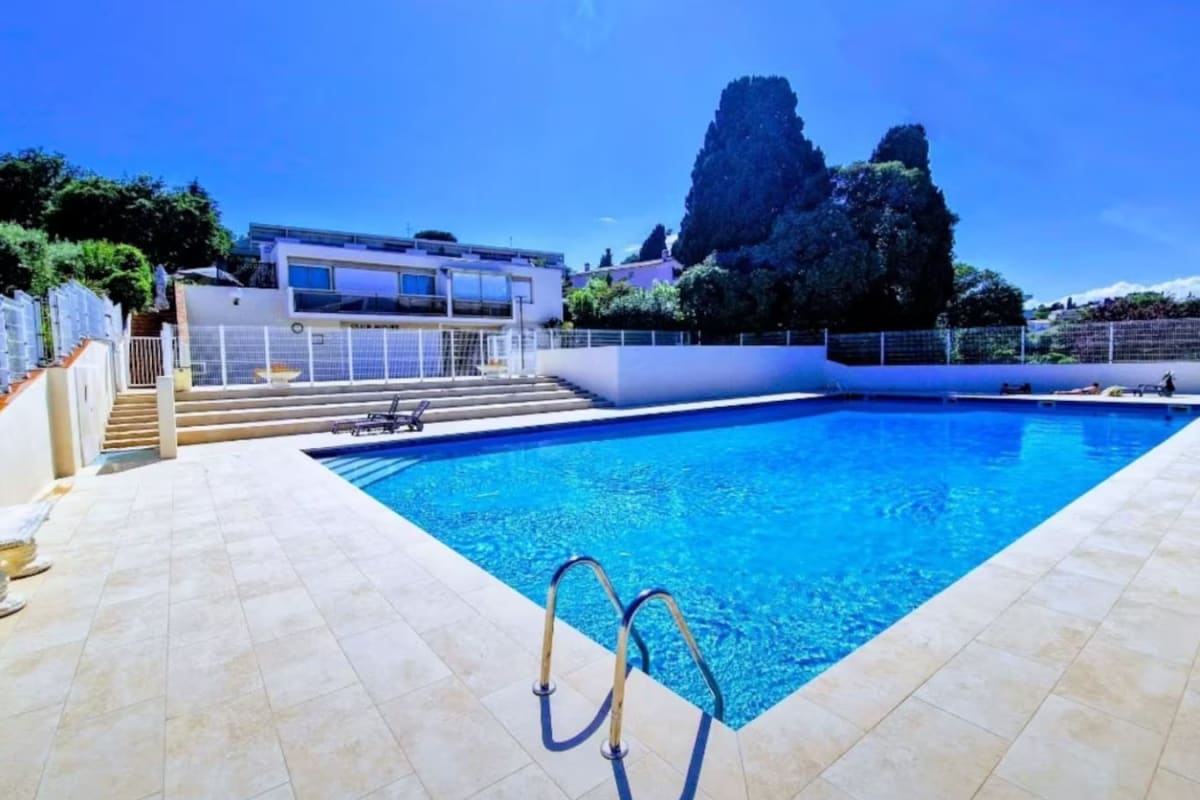 Beau studio pour 2 - vue mer & piscine 