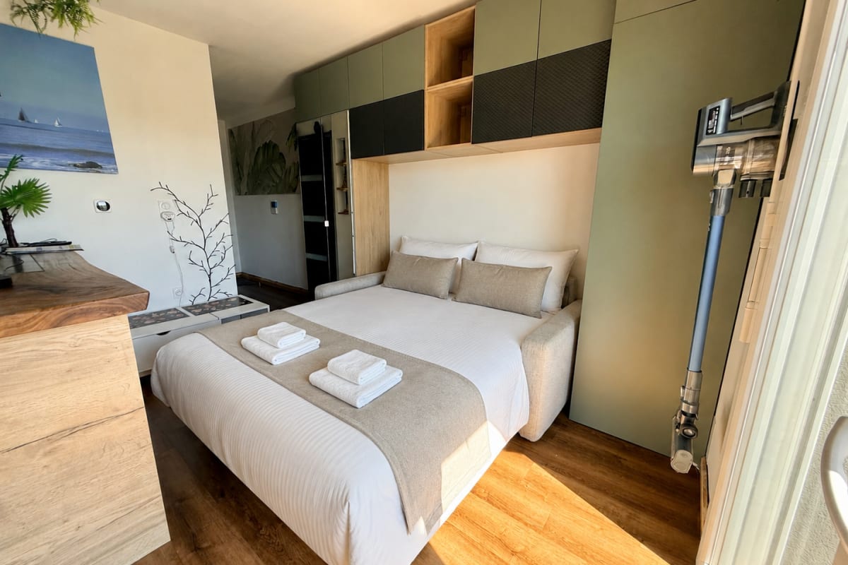  Studio lumineux avec baignoire balnéo et terrasse 