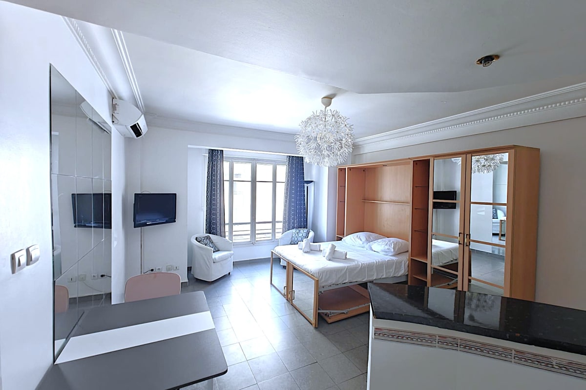  Appartement CANNES Proche Croisette à seulement 90 mètres de la plage, studio climatisé