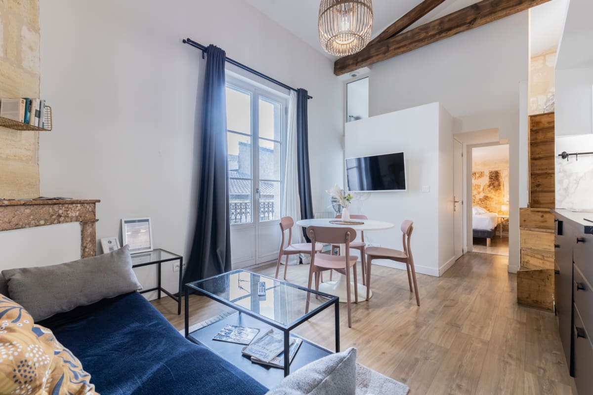 Appartement avec cachet en duplex de 2 chambres situé vers la Gare St-Jean