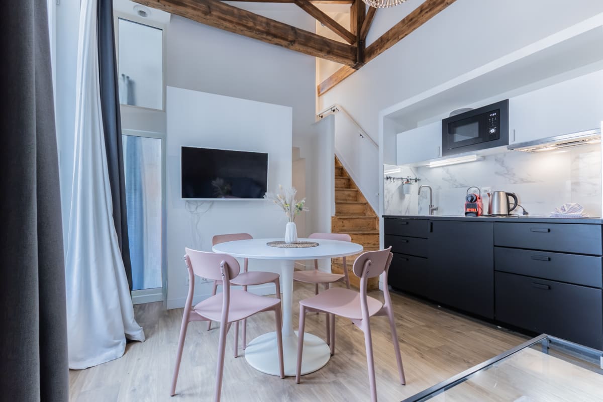 Appartement   Appartement avec cachet en duplex de 2 chambres situé vers la Gare St-Jean
