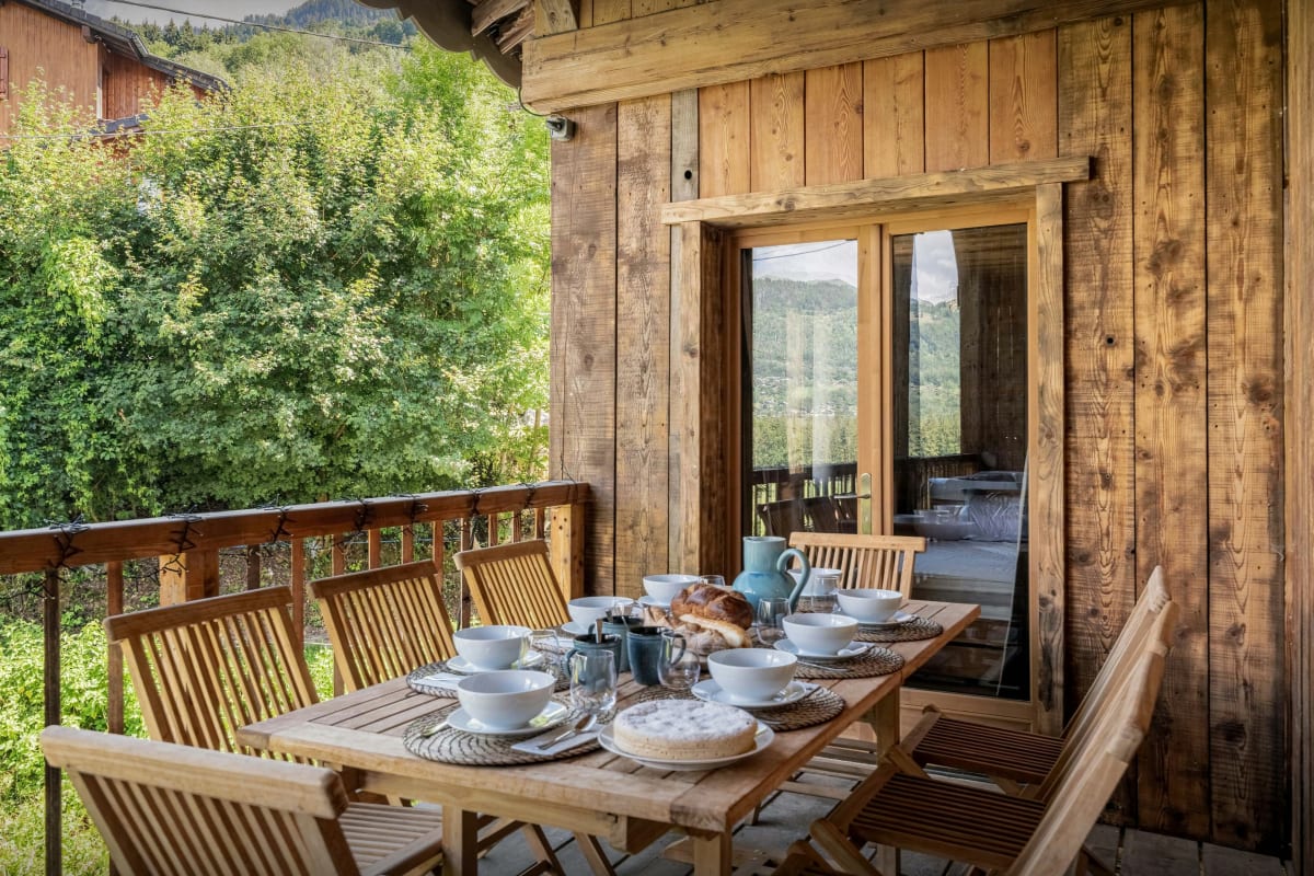 Chalet   Spacieux chalet pour 12 avec jacuzzi au cœur du Grand Massif - OVO Network
