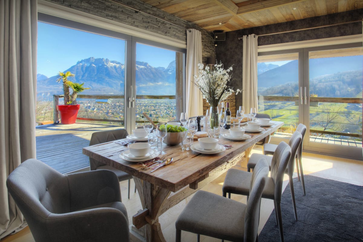 Chalet   Chalet 5-étoiles pour 11 avec piscine chauffée et vue lac - OVO Network
