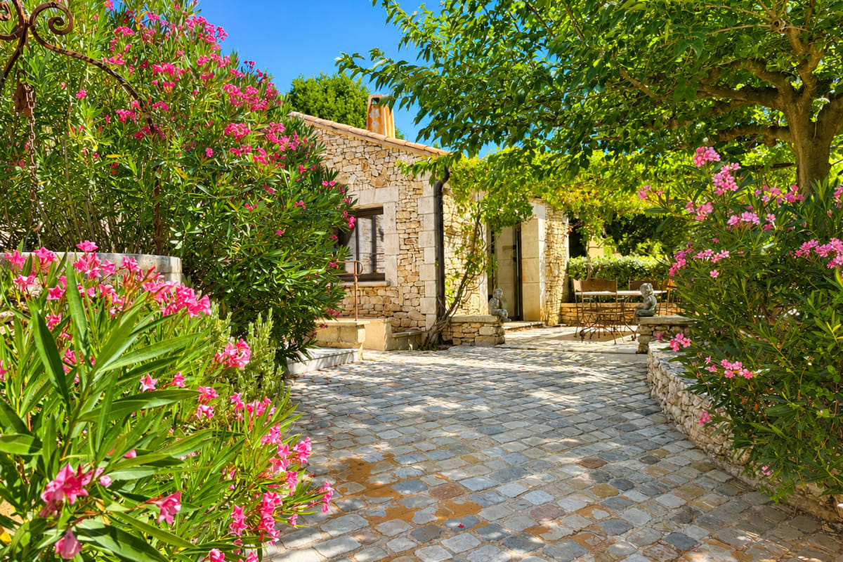  Maison Maison en pierre à Roussillon - piscine et tennis