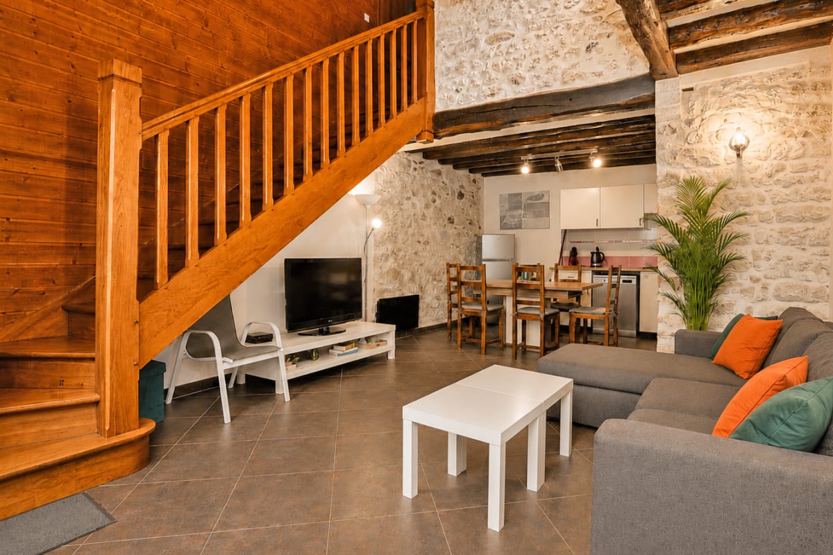 Maison en pierre- Cour au calme- Commerces à pied