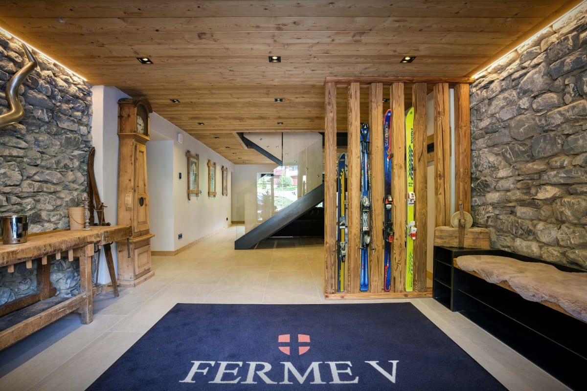 Chalet   Chalet de luxe « skis aux pieds » avec sauna, jacuzzi, gym - OVO Network