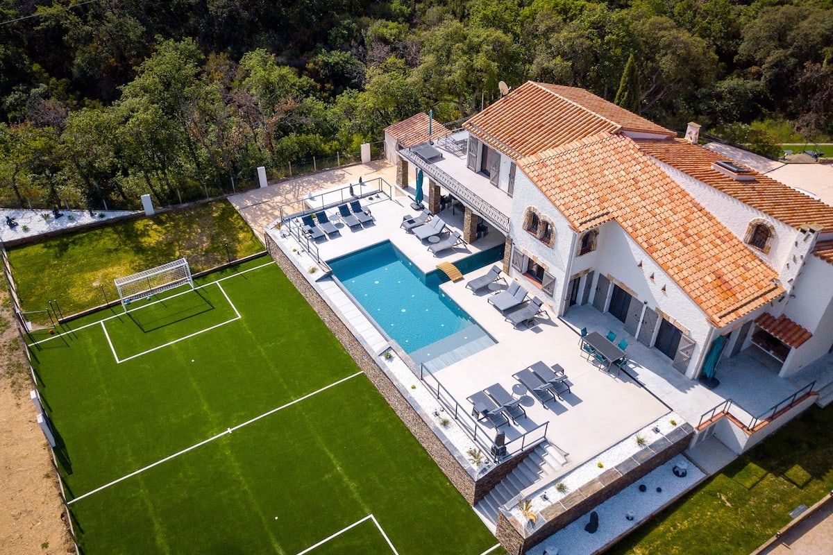 Mas Sureda — Terrain de soccer & piscines int/ext