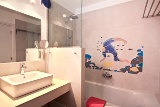 Bathroom 2 with beautiful broken tiles mosaic