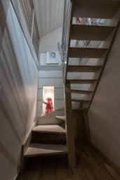 L'escalier menant du rez de chaussée ou il y a les chambres et la salle de...