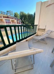 Le balcon face à la piscine