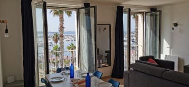 Portes fenêtres avec vue directe sur le port et la baie de Bandol