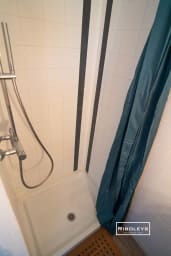 Salle de bain avec douche, lave-linge et sèche-cheveux