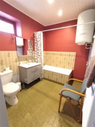 Salle de bain, avec douche et toilettes