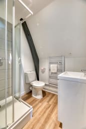 Salle de douche avec WC