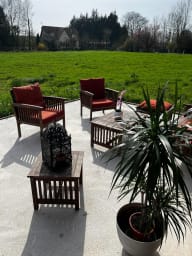 Jardin privatif avec table