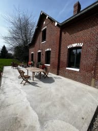 Jardin privatif avec table