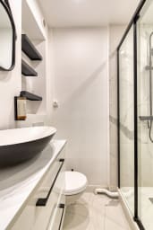 Salle de douche avec WC