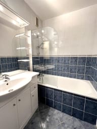 La salle de bain avec une baignoire