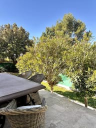 Table à manger extérieur, vue piscine.
