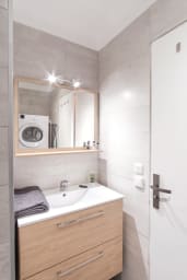 Salle de bain avec machine à laver et sèche-linge