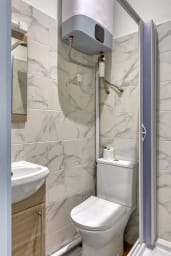 Salle de douche avec WC