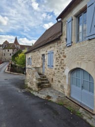 Ville médiévale de l'autre côté du pont.