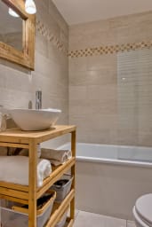 Salle de bain avec baignoire