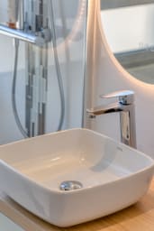 Salle de bain avec douche