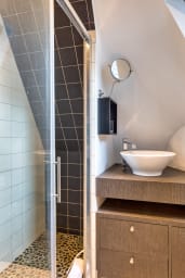 Salle de bain avec douche