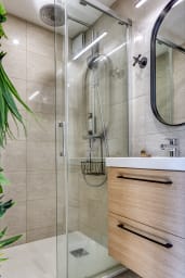 Salle de bain avec douche
