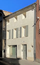 Façade de l’immeuble privatisé, rue calme.
